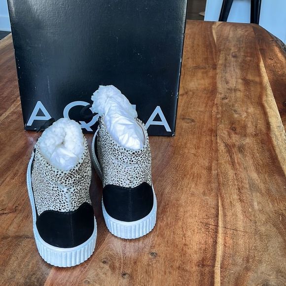 Aqua Animal Patterned Boots, Size 9 - Picture 4 of 6